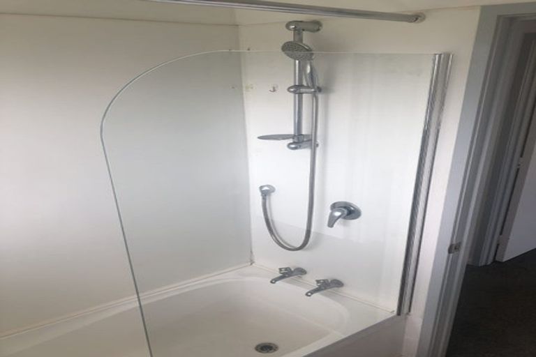 Photo of property in 1/1 Corrella Road, Belmont, Auckland, 0622