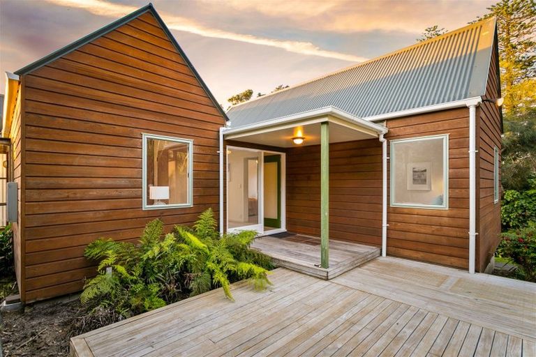 Photo of property in 28 Edwin Mitchelson Road, Muriwai, Waimauku, 0881