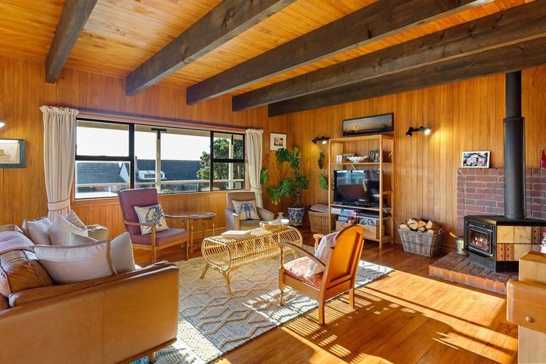 Photo of property in 11 Waiheke Street, Waikanae Beach, Waikanae, 5036