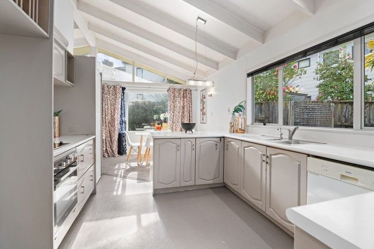 Photo of property in 32b Lyttelton Avenue, Forrest Hill, Auckland, 0620