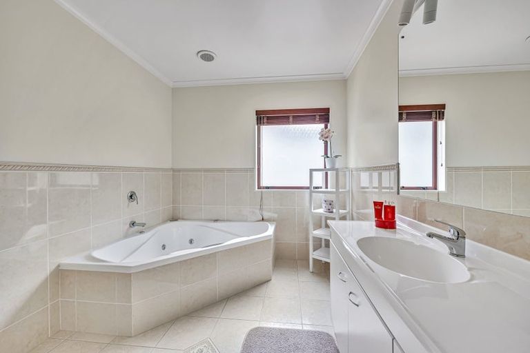 Photo of property in 5 Courtneys, West Harbour, Auckland, 0618