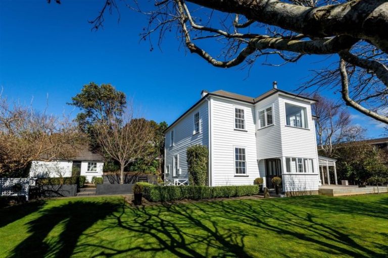 Photo of property in 100 Belt Road, New Plymouth, 4310