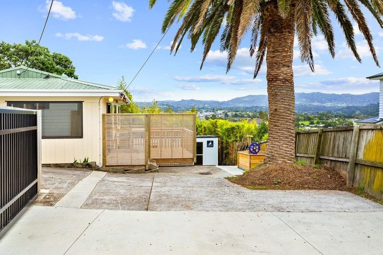 Photo of property in 129a Sunnyside Road, Sunnyvale, Auckland, 0612