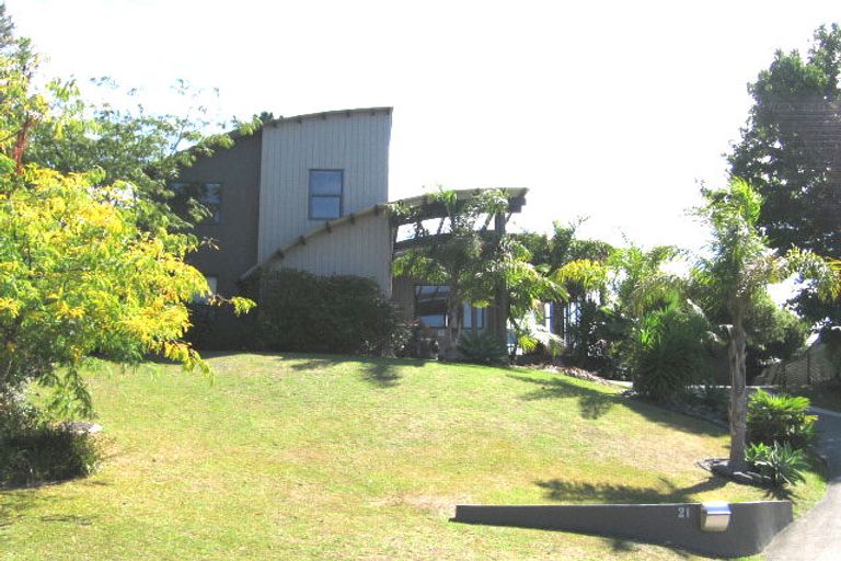 Photo of property in 1/19 Saddleback Rise, Murrays Bay, Auckland, 0630