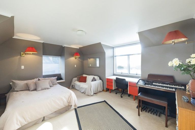 Photo of property in 38 Titirangi Drive, Fitzherbert, Palmerston North, 4471