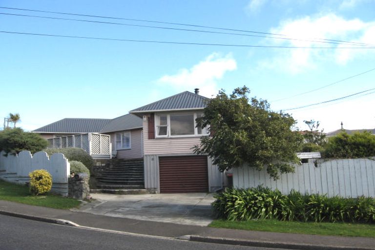 Photo of property in 35 Kenmore Street, Newlands, Wellington, 6037