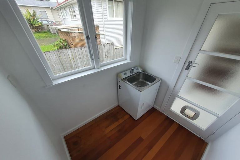 Photo of property in 9 Hinau Street, New Lynn, Auckland, 0600