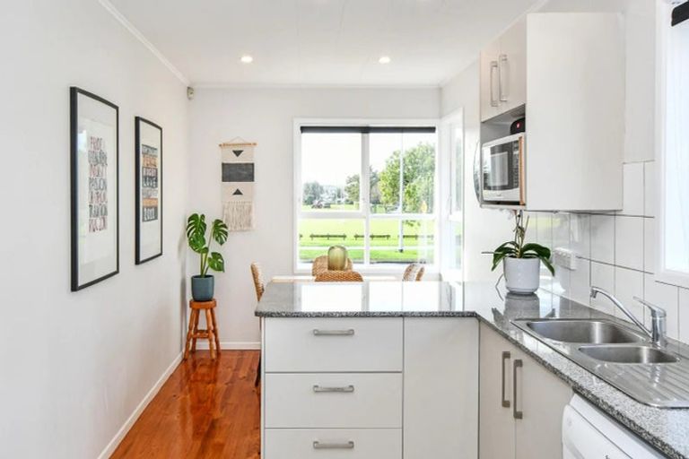 Photo of property in 31 Gossamer Drive, Pakuranga Heights, Auckland, 2010