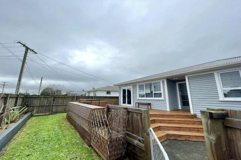 Photo of property in 12 Karaka Street, Merrilands, New Plymouth, 4312