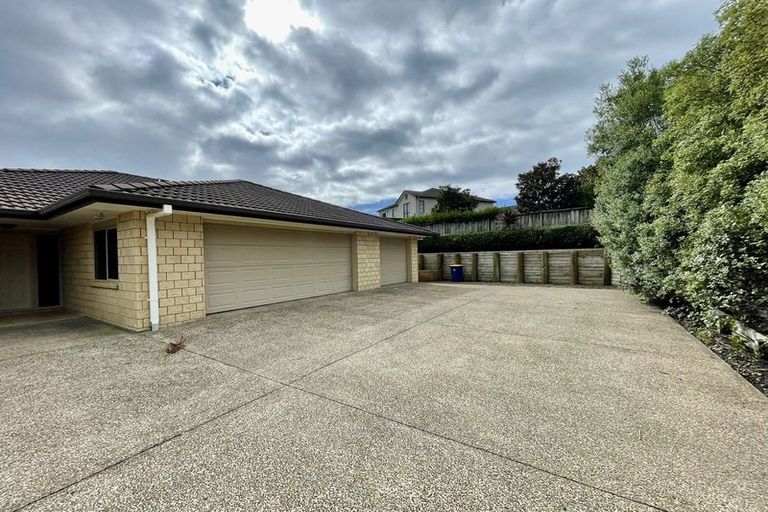 Photo of property in 11 Schopolo Place, Schnapper Rock, Auckland, 0632