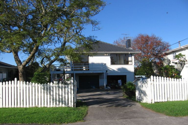 Photo of property in 31 Covil Avenue, Te Atatu South, Auckland, 0610