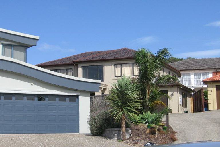 Photo of property in 8b Lupetti Rise, West Harbour, Auckland, 0618