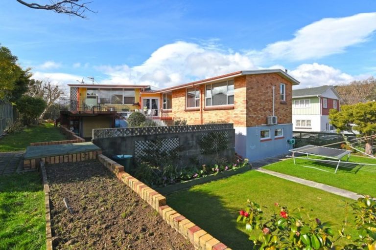 Photo of property in 31 Dowling Grove, Silverstream, Upper Hutt, 5019