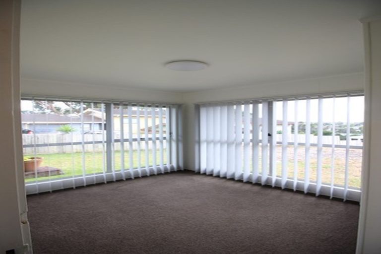 Photo of property in 2/587 Glenfield Road, Totara Vale, Auckland, 0629