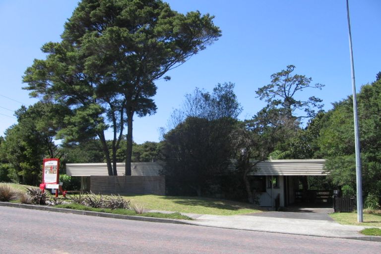 Photo of property in 1/56 Easton Park Parade, Glenfield, Auckland, 0629