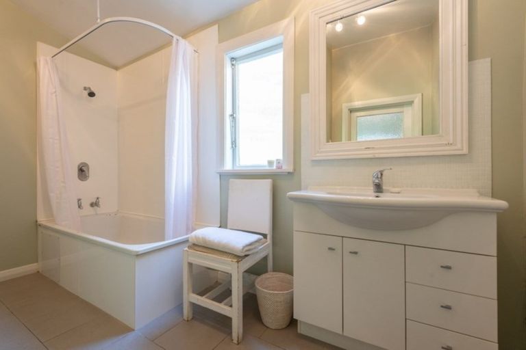 Photo of property in 18 Carrington Street, Mount Cook, Wellington, 6021