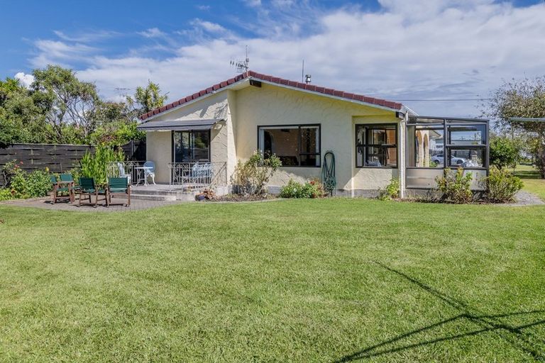 Photo of property in 25 Rauparaha Street, Waikanae Beach, Waikanae, 5036