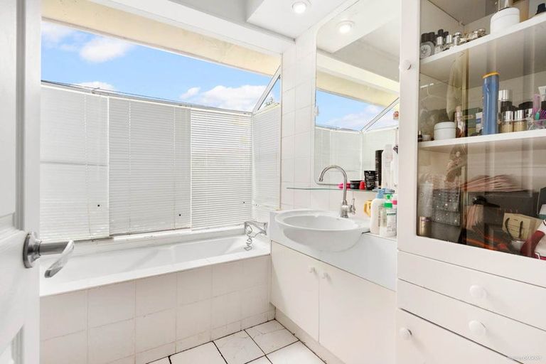 Photo of property in 127 Reeves Road, Pakuranga Heights, Auckland, 2010