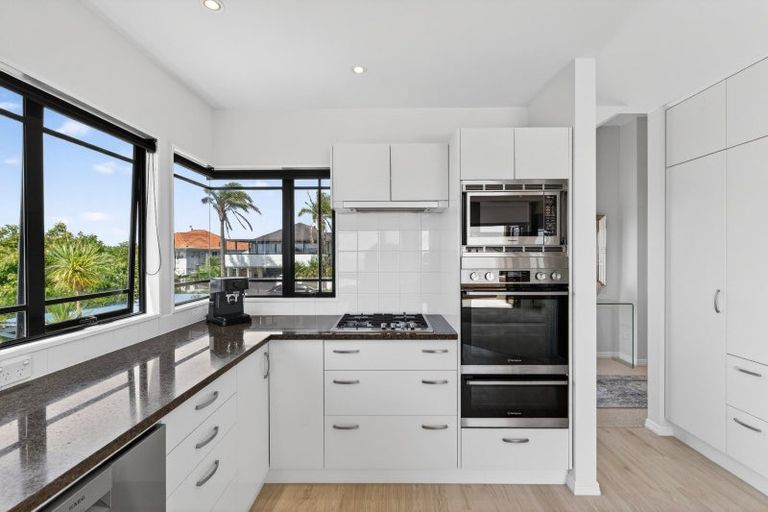 Photo of property in 5 Midway Avenue, Castor Bay, Auckland, 0620