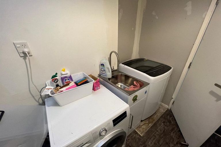 Photo of property in 2/56 Te Atatu Road, Te Atatu South, Auckland, 0610