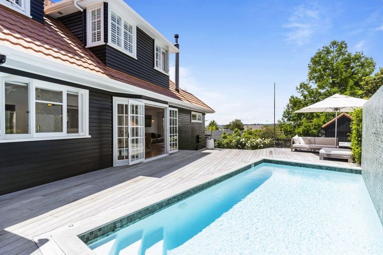 Photo of property in 16 Fenton Terrace, Cockle Bay, Auckland, 2014