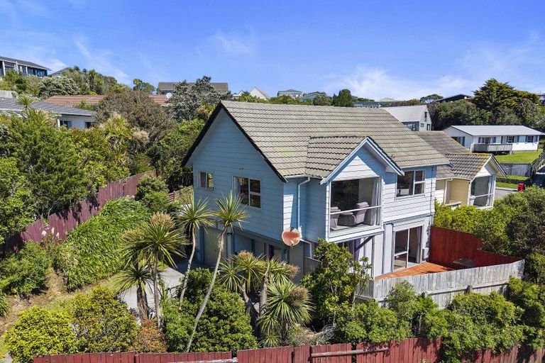 Photo of property in 52 Colchester Crescent, Newlands, Wellington, 6037