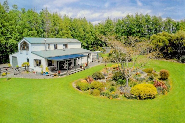 Photo of property in 370 Tararua Road, Levin, 5571