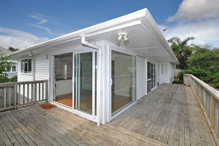Photo of property in 20 Matipo Road, Te Atatu Peninsula, Auckland, 0610
