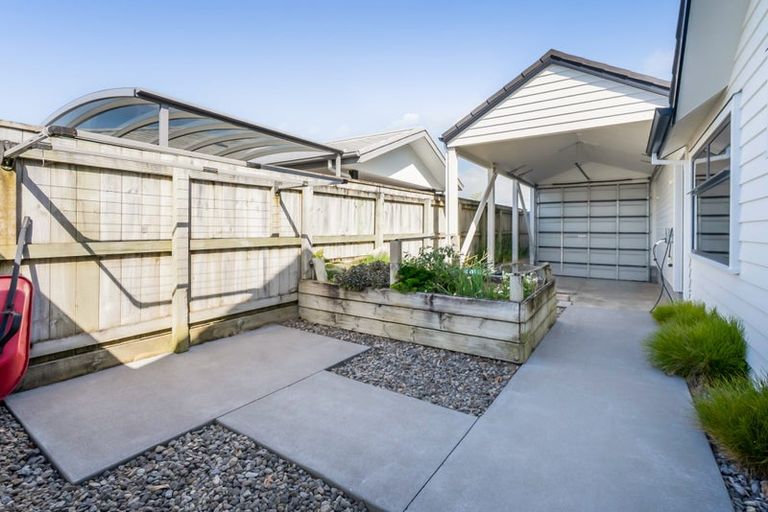 Photo of property in 6 Pebble Beach Court, Waiwhakaiho, New Plymouth, 4312