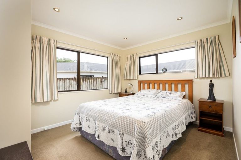 Photo of property in 10c Kinross Drive, Merrilands, New Plymouth, 4312