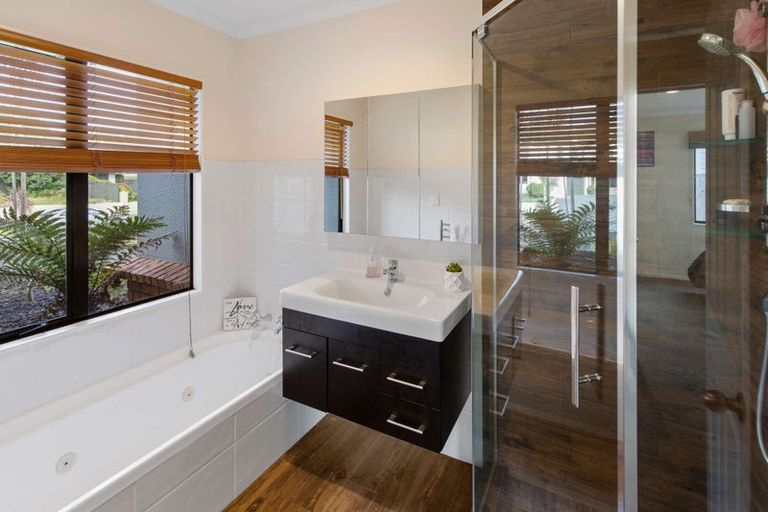 Photo of property in 27 Kilkenny Place, Fitzherbert, Palmerston North, 4410