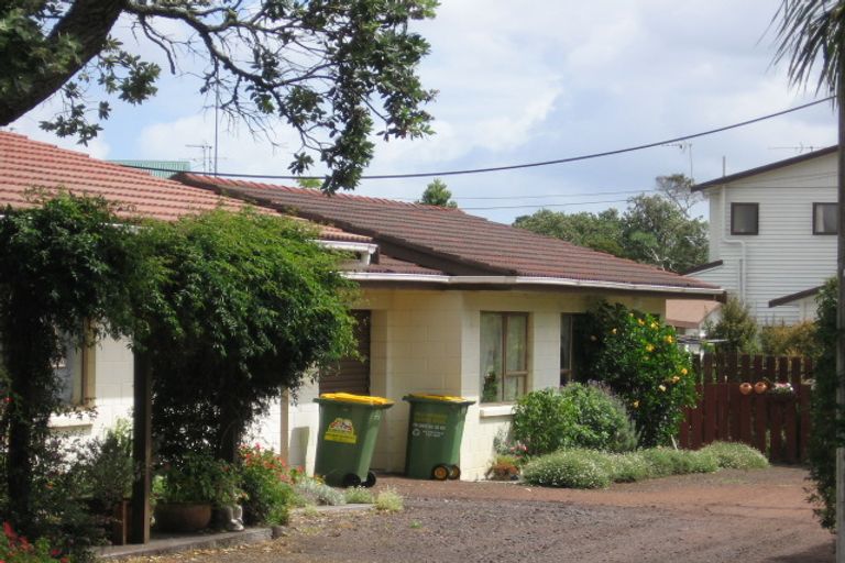 Photo of property in 2/62 Rambler Crescent, Beach Haven, Auckland, 0626