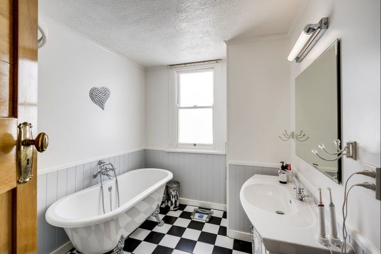 Photo of property in 11a Colenso Avenue, Hospital Hill, Napier, 4110