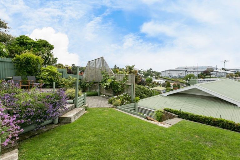 Photo of property in 18 Sealy Road, Bluff Hill, Napier, 4110