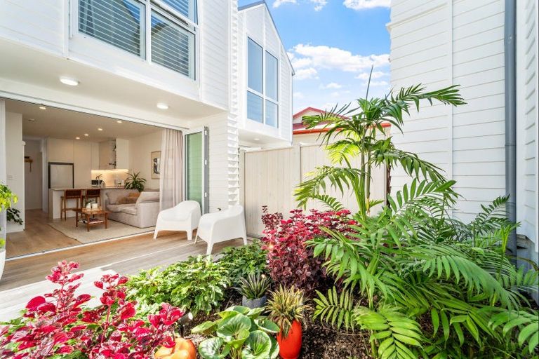 Photo of property in 6 Titoki Close, Matakana, Warkworth, 0985