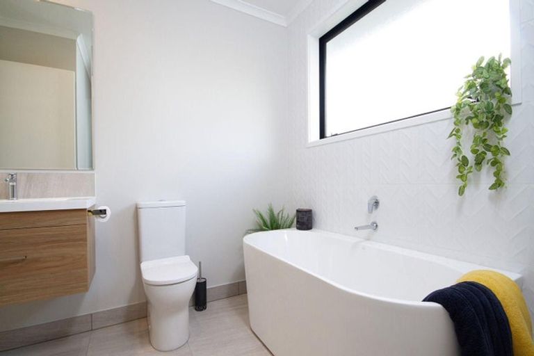 Photo of property in 8 Whanga Lane, Helensville, 0800