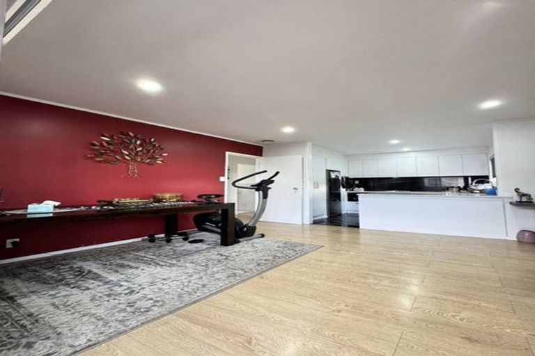 Photo of property in 100 Everglade Drive, Totara Heights, Auckland, 2105