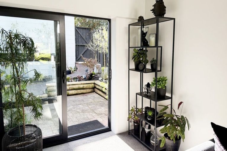 Photo of property in 1/9a Wyvern Place, Glenfield, Auckland, 0629