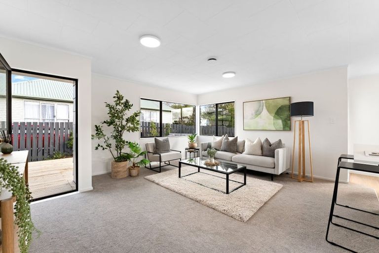 Photo of property in 2/7 Rewarewa Road, Te Atatu Peninsula, Auckland, 0610