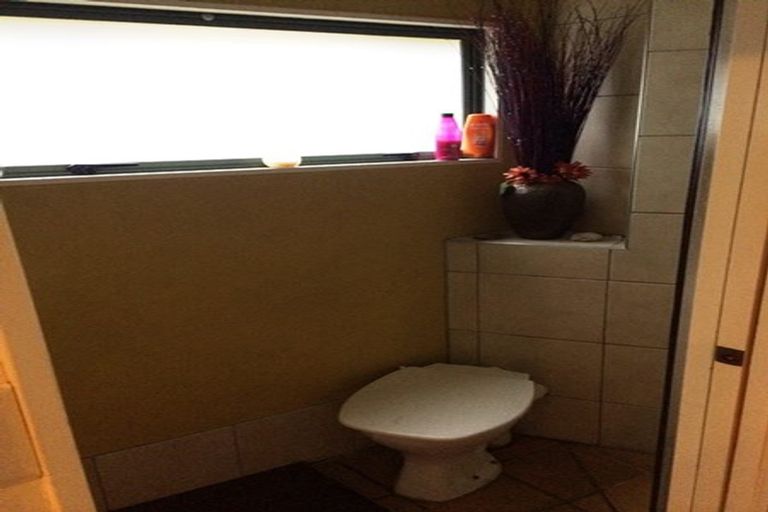 Photo of property in 17 Barker Rise, Northcross, Auckland, 0632