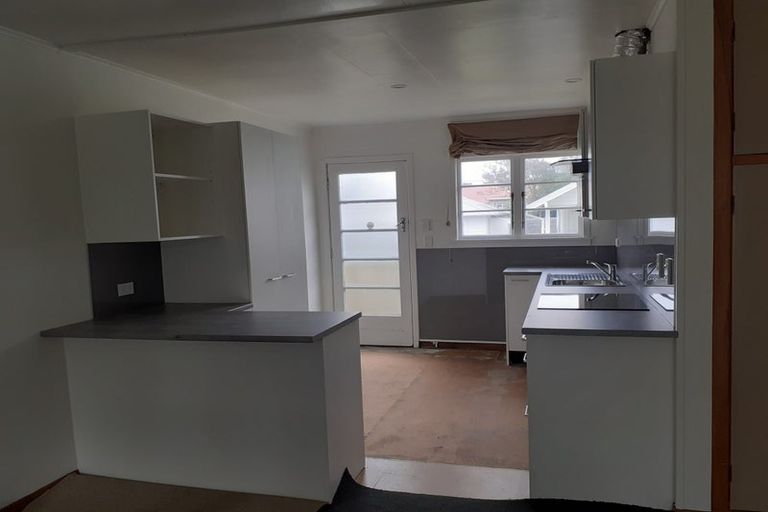 Photo of property in 5 Whiteley Street, Moturoa, New Plymouth, 4310