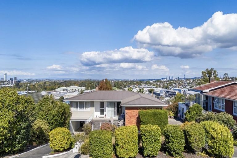 Photo of property in 23 Marcel Place, Glenfield, Auckland, 0629