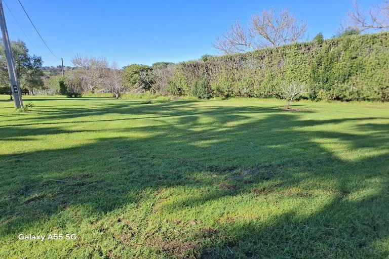 Photo of property in 469 Waitakere Road, Taupaki, Henderson, 0782