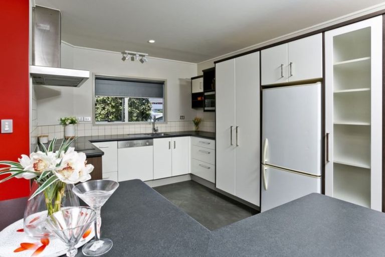 Photo of property in 27 Lyford Crescent, Sunnynook, Auckland, 0620