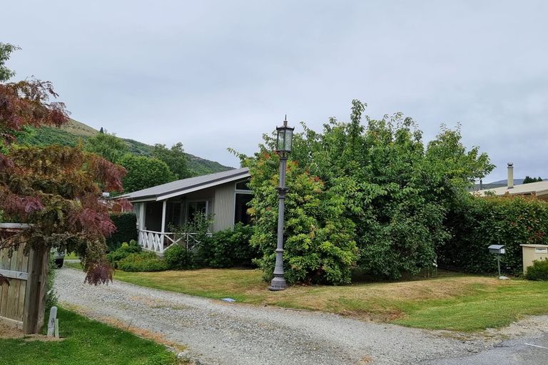Photo of property in 3 Mckibbin Place, Arrowtown, 9302