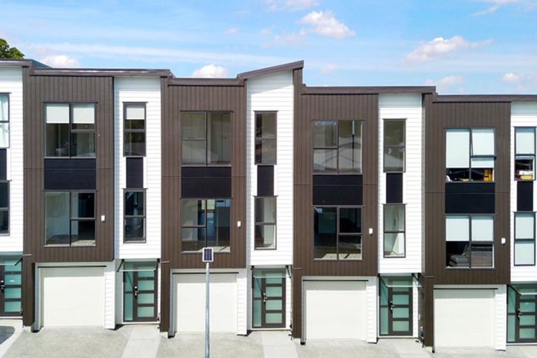 Photo of property in 4/107 Hobsonville Road, West Harbour, Auckland, 0618