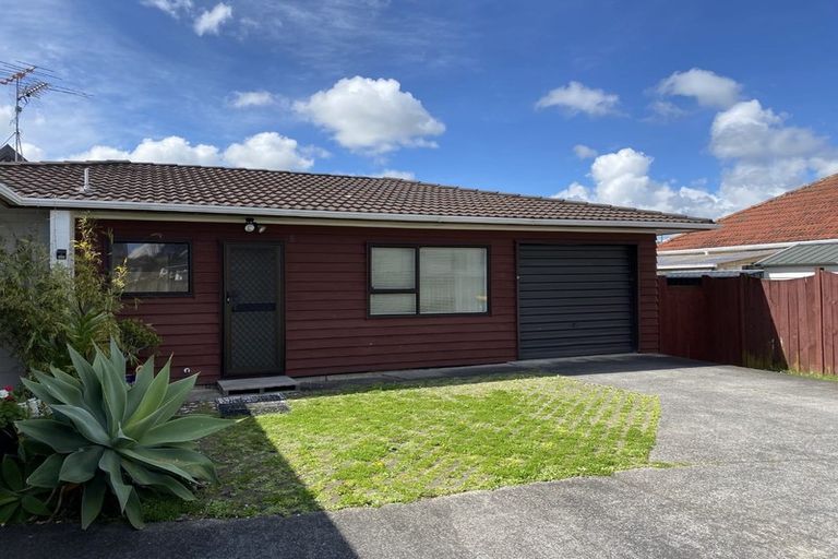 Photo of property in 2/86 Howe Street, Howick, Auckland, 2014