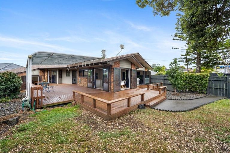 Photo of property in 37 Parkhill Road, Mellons Bay, Auckland, 2014