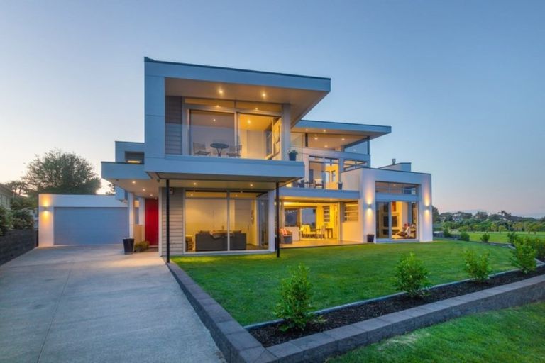 Photo of property in 7 Karemoana Drive, Te Atatu Peninsula, Auckland, 0610