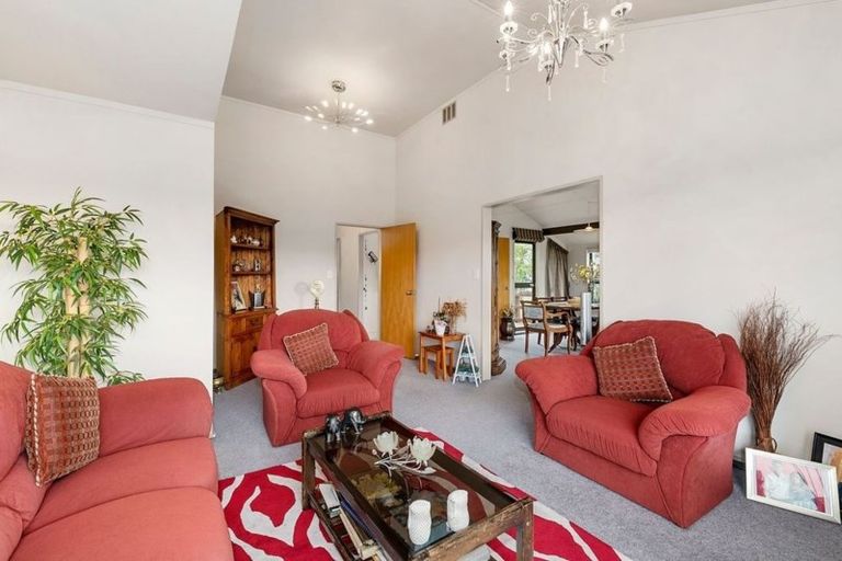 Photo of property in 18 Ordley Grove, Tawa, Wellington, 5028